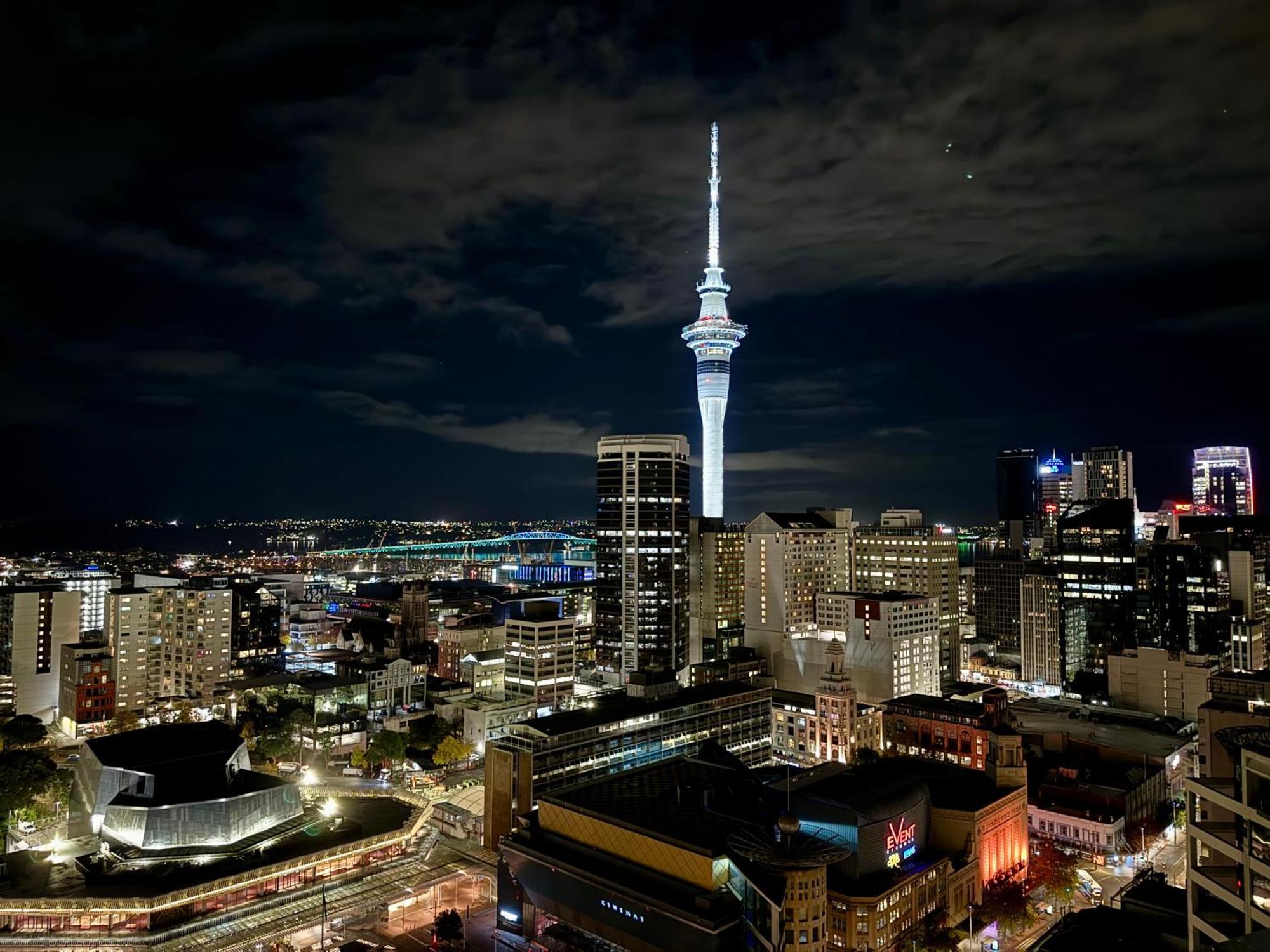 Skytower And City View 2 Bedroom Apartment On High Floor Auckland Eksteriør bilde